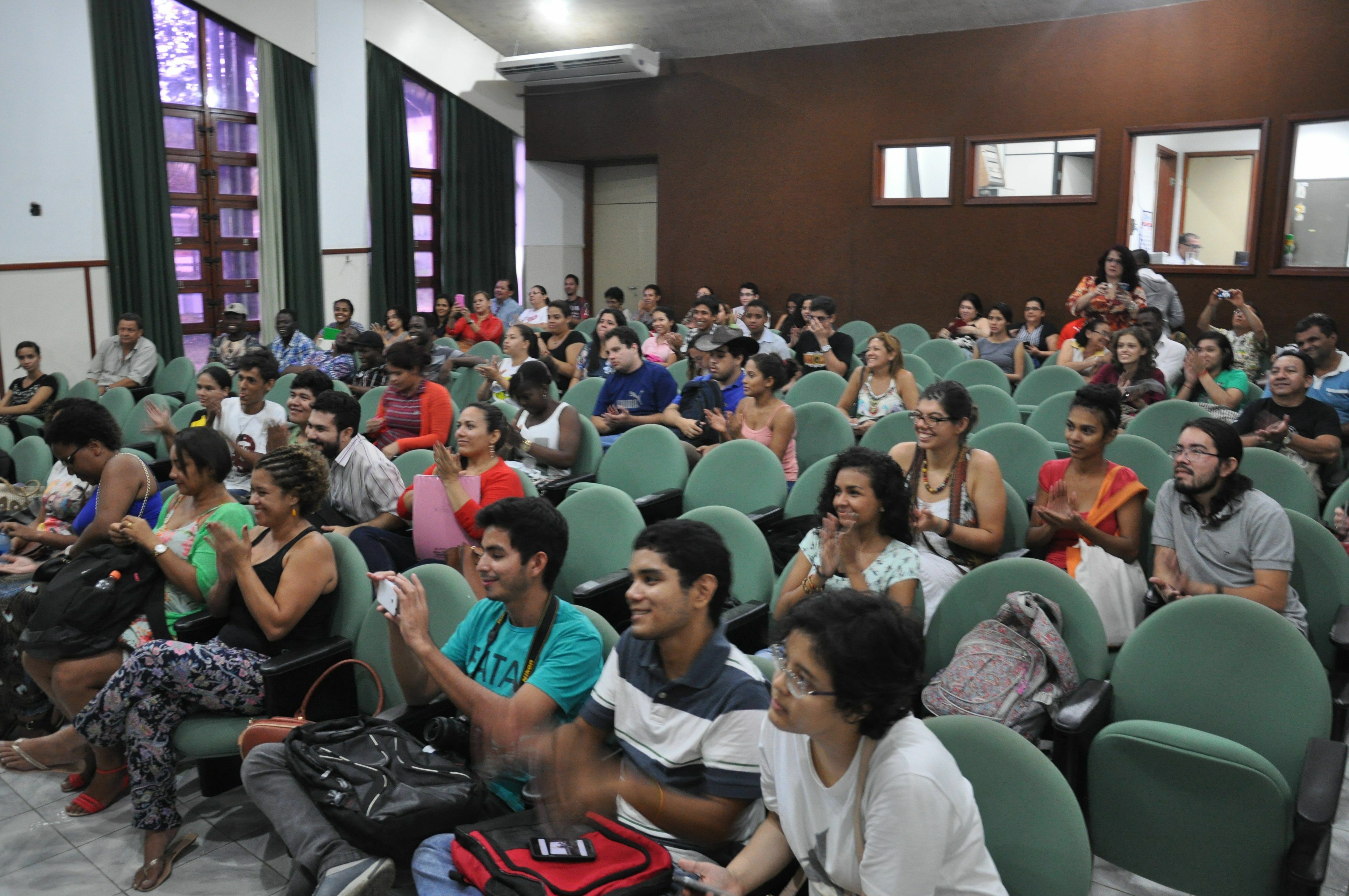 Pessoas de diversos cursos prestigiaram o evento